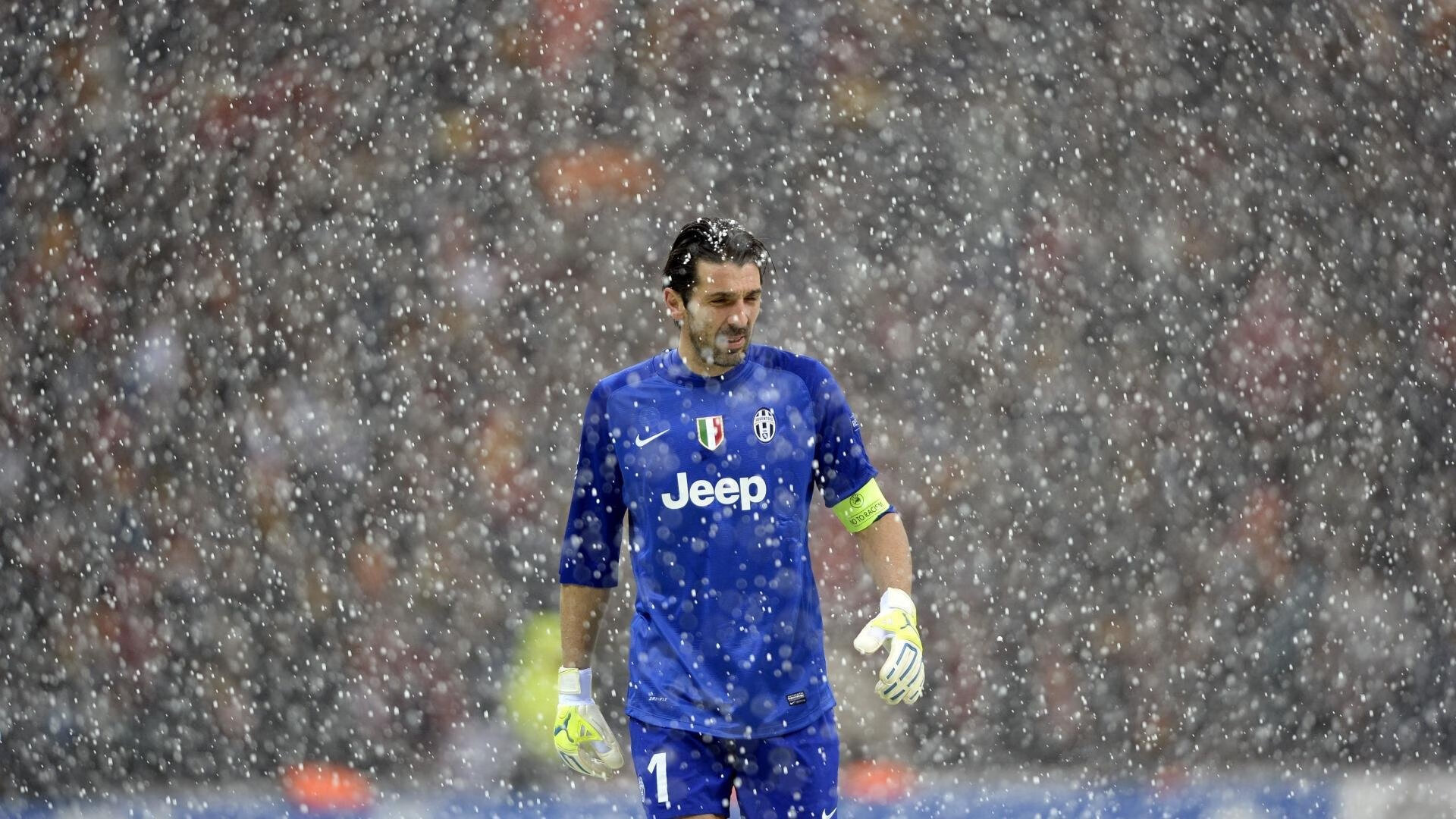 巴萨对阵曼城，赖斯在焦点战证明自己，英格兰铁腰的诺坎普加冕礼